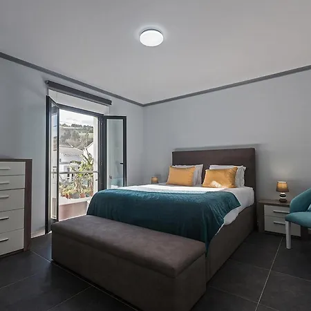 3-Bedroom Home In Capelas With Ac, Heat & Parking