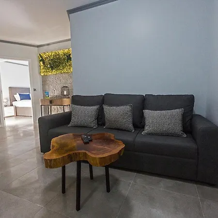 3-Bedroom Home In Capelas With Ac, Heat & Parking