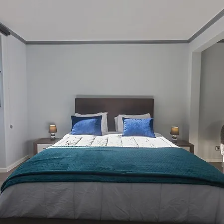 Apartman 3-Bedroom Home In Capelas With Ac, Heat & Parking