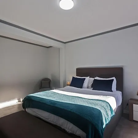 3-Bedroom Home In Capelas With Ac, Heat & Parking Apartman *
