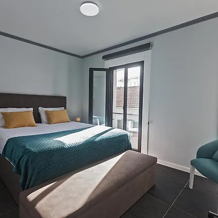 3-Bedroom Home In Capelas With Ac, Heat & Parking *