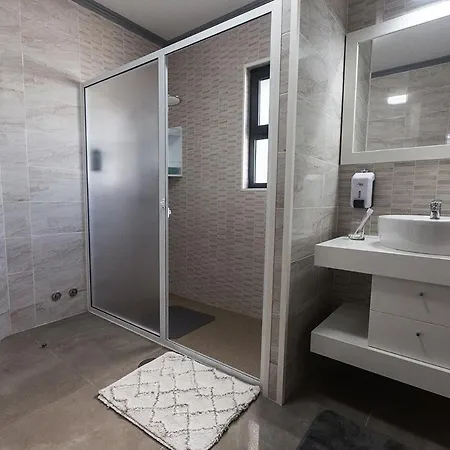 Apartman 3-Bedroom Home In Capelas With Ac, Heat & Parking
