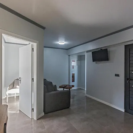 3-Bedroom Home In Capelas With Ac, Heat & Parking Apartman *