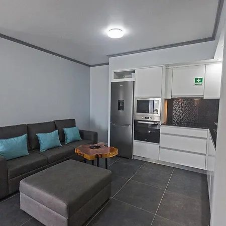 3-Bedroom Home In Capelas With Ac, Heat & Parking