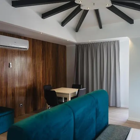 Apartman 3-Bedroom Home In Capelas With Ac, Heat & Parking *