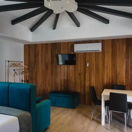 3-Bedroom Home In Capelas With Ac, Heat & Parking Apartman *